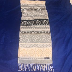 V. FRAAS scarf